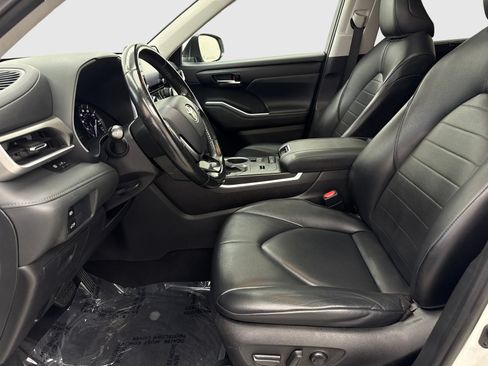 Used 2021 Toyota Highlander XLE FWD image 17