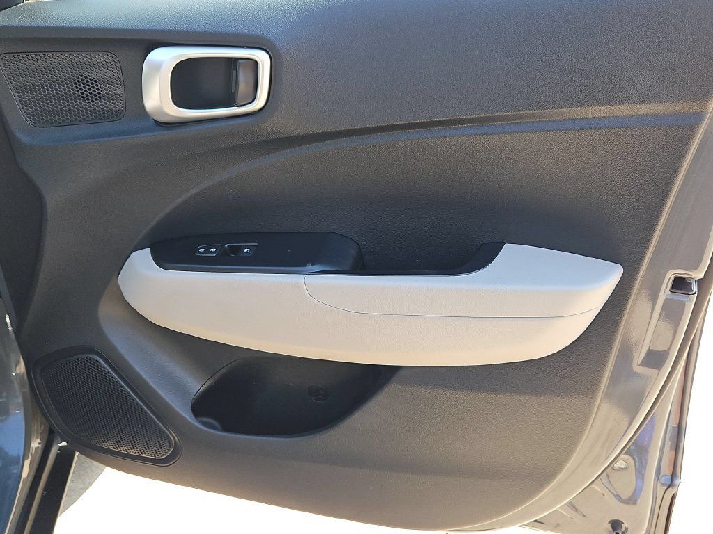 Used 2025 Hyundai Venue SEL FWD image 35