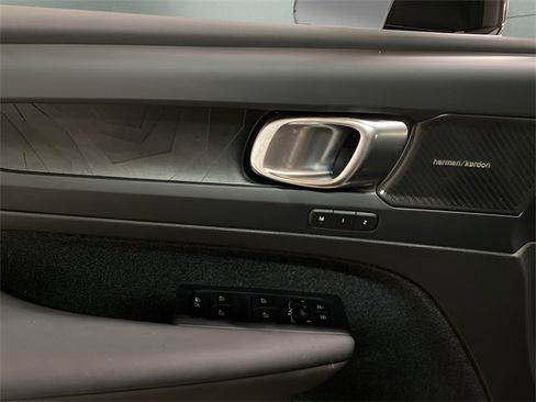 Used 2023 Volvo XC40 Recharge Ultimate w/ Protection Package Premier image 21