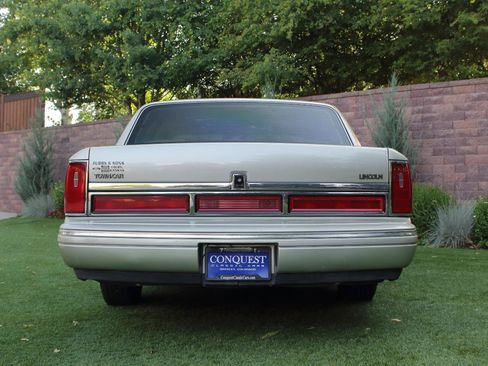 Used 1997 Lincoln Town Car Signature RWD image 26