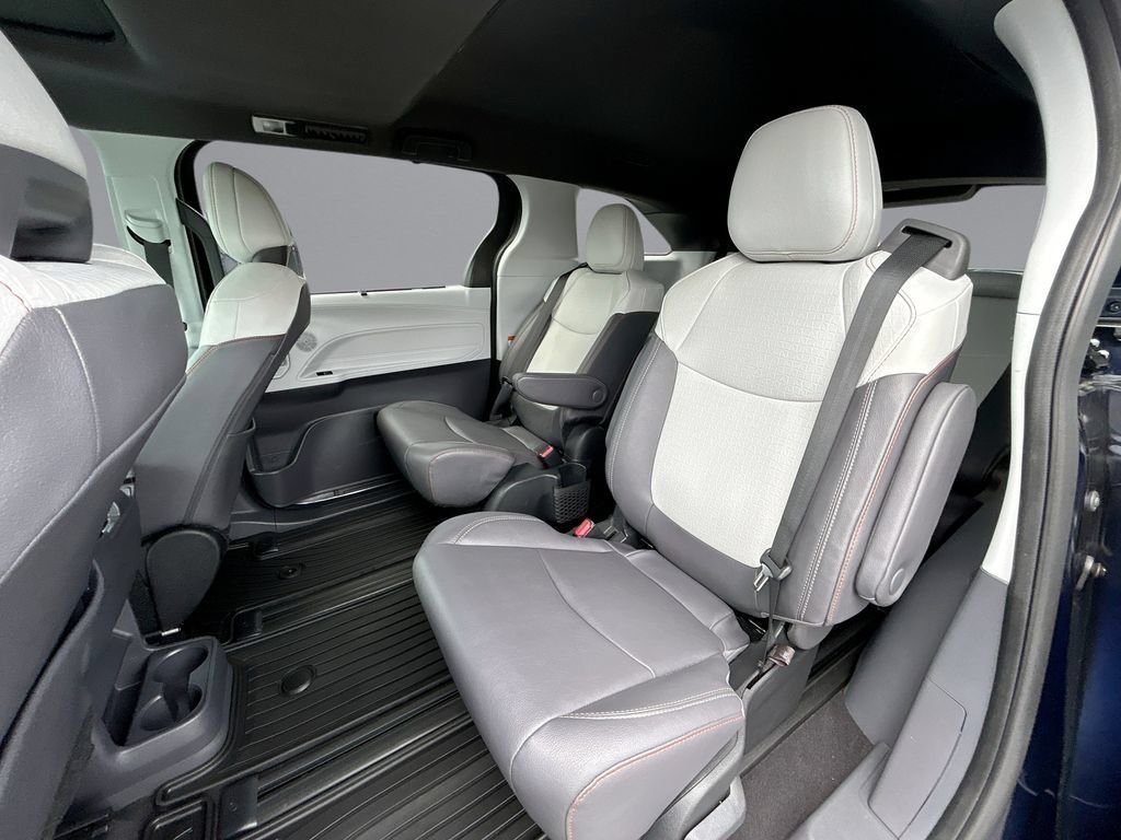 Used 2024 Toyota Sienna XSE FWD image 15