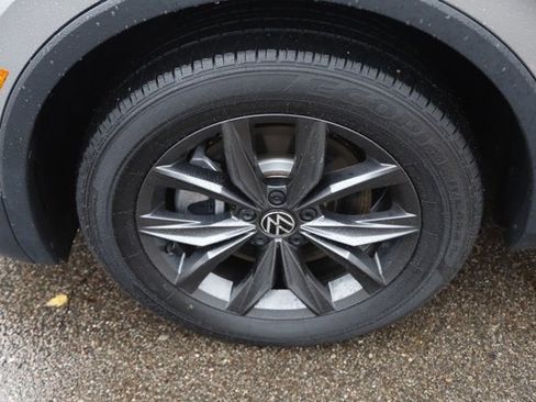 Used 2022 Volkswagen Tiguan SE w/ Panoramic Sunroof Package image 11