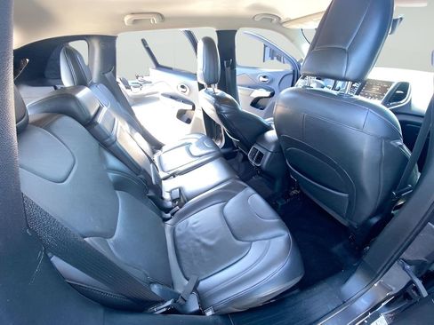 Used 2018 Jeep Cherokee Overland AWD/4WD image 24