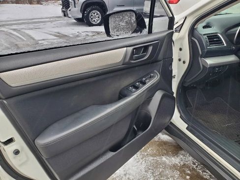 Used 2017 Subaru Outback 2.5i image 9