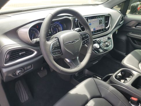 New 2026 Chrysler Pacifica Select image 12
