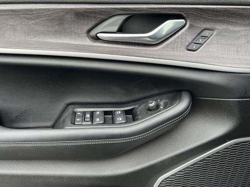 Used 2025 Jeep Grand Cherokee Limited 4xe image 12