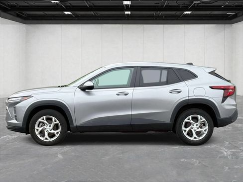 Used 2025 Chevrolet Trax LS w/ LS Convenience Package FWD image 6