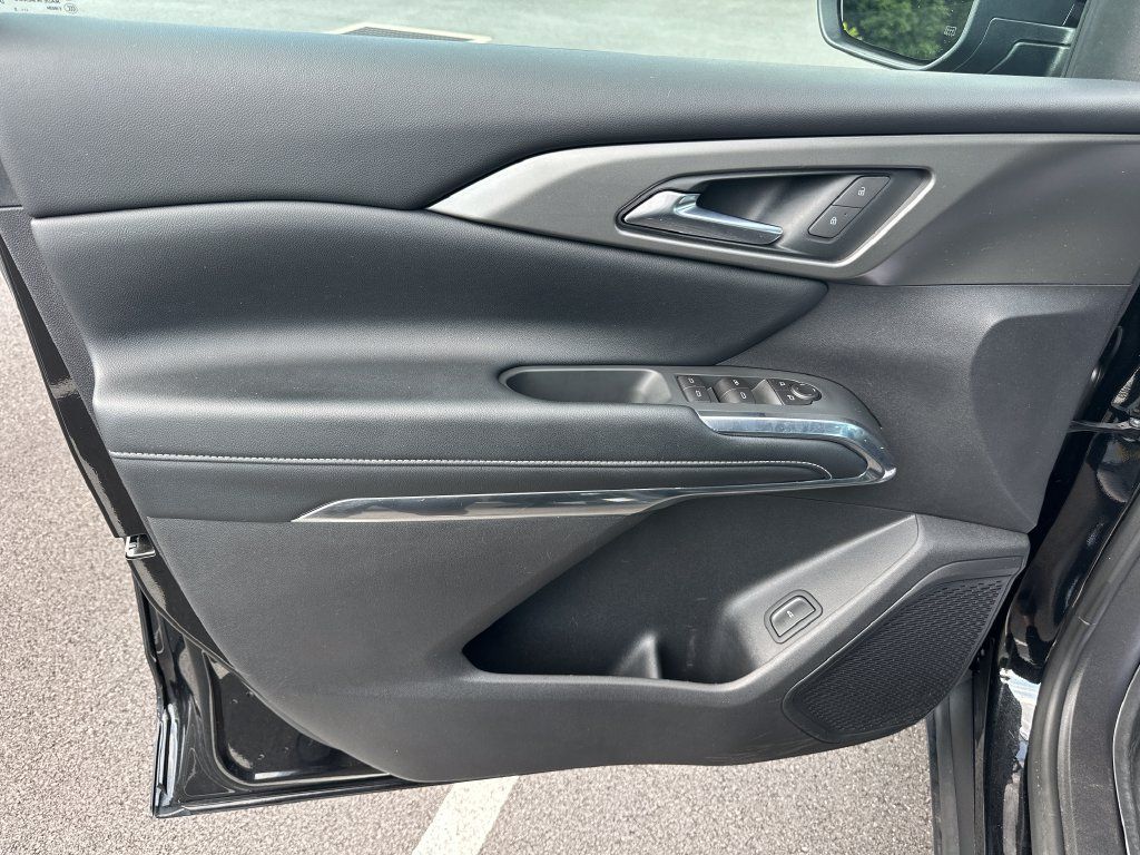 Used 2025 Chevrolet Traverse LT w/ LPO, Floor Liner Package FWD image 15