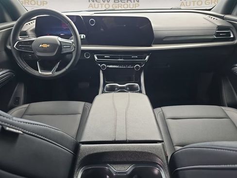 Used 2025 Chevrolet Traverse LT FWD image 10