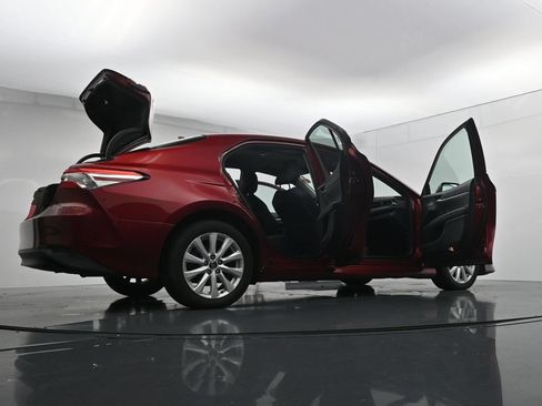 Used 2019 Toyota Camry LE FWD image 29