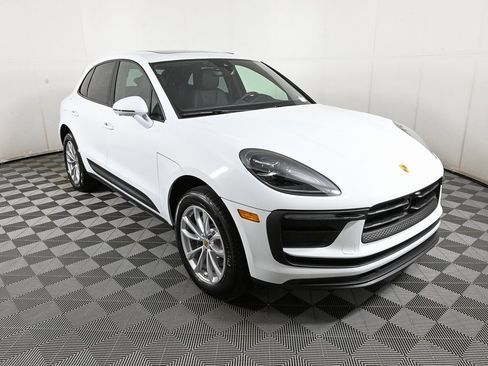 Certified 2025 Porsche Macan AWD image 27