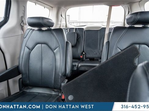 Used 2022 Chrysler Pacifica Touring-L image 18