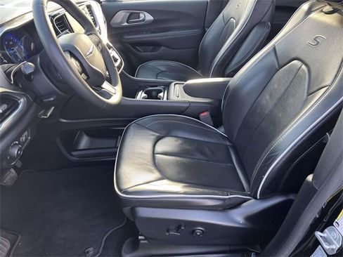 Certified 2025 Chrysler Pacifica Limited image 21