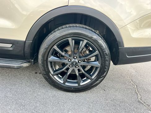 Used 2018 Ford Explorer XLT w/ Equipment Group 202A AWD/4WD image 32