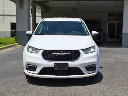 Used 2023 Chrysler Pacifica Touring-L FWD image 2