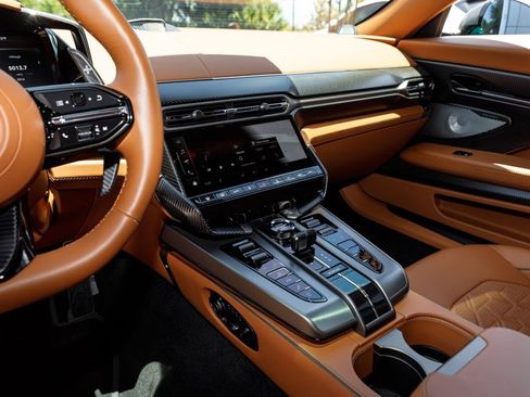 Used 2025 Aston Martin Vanquish RWD image 22
