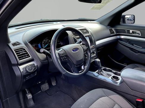 Used 2017 Ford Explorer XLT w/ Equipment Group 201A FWD image 16