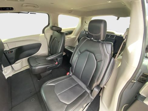 Used 2024 Chrysler Pacifica Touring-L FWD image 12
