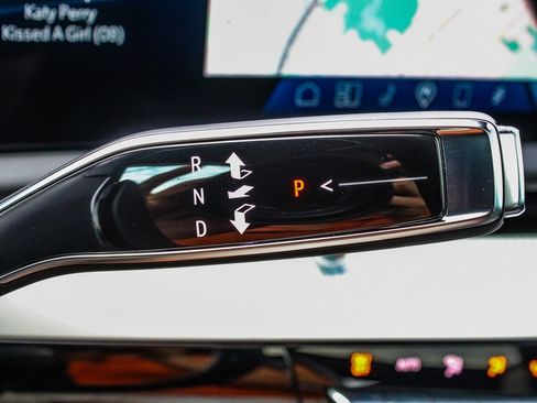 Used 2025 Cadillac Optiq Luxury 1 image 31