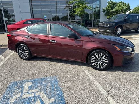 Used 2025 Nissan Altima 2.5 SV FWD image 32