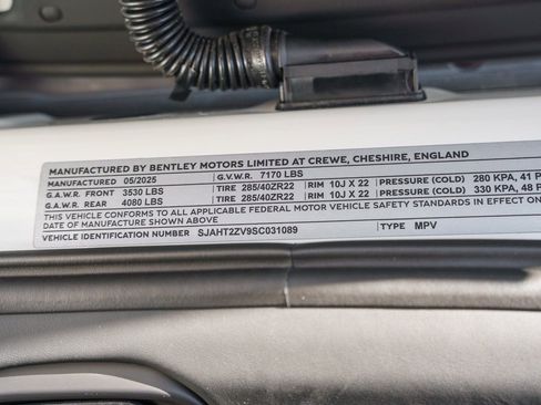 Used 2025 Bentley Bentayga Extended Wheelbase image 39