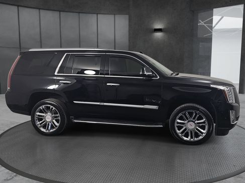 Used 2019 Cadillac Escalade Luxury AWD/4WD image 4
