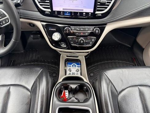 Used 2022 Chrysler Pacifica Touring-L w/ Uconnect Theater Family Group AWD/4WD image 17