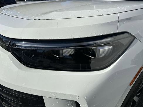 New 2025 Volkswagen Tiguan SE image 9