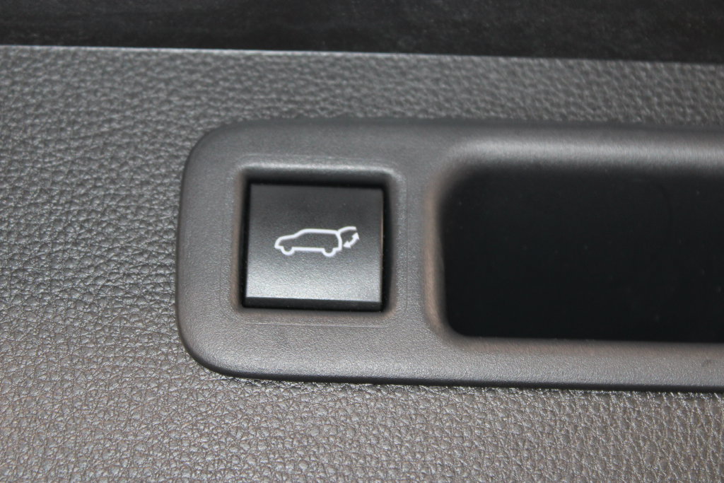 Used 2020 Toyota Highlander XLE FWD image 18