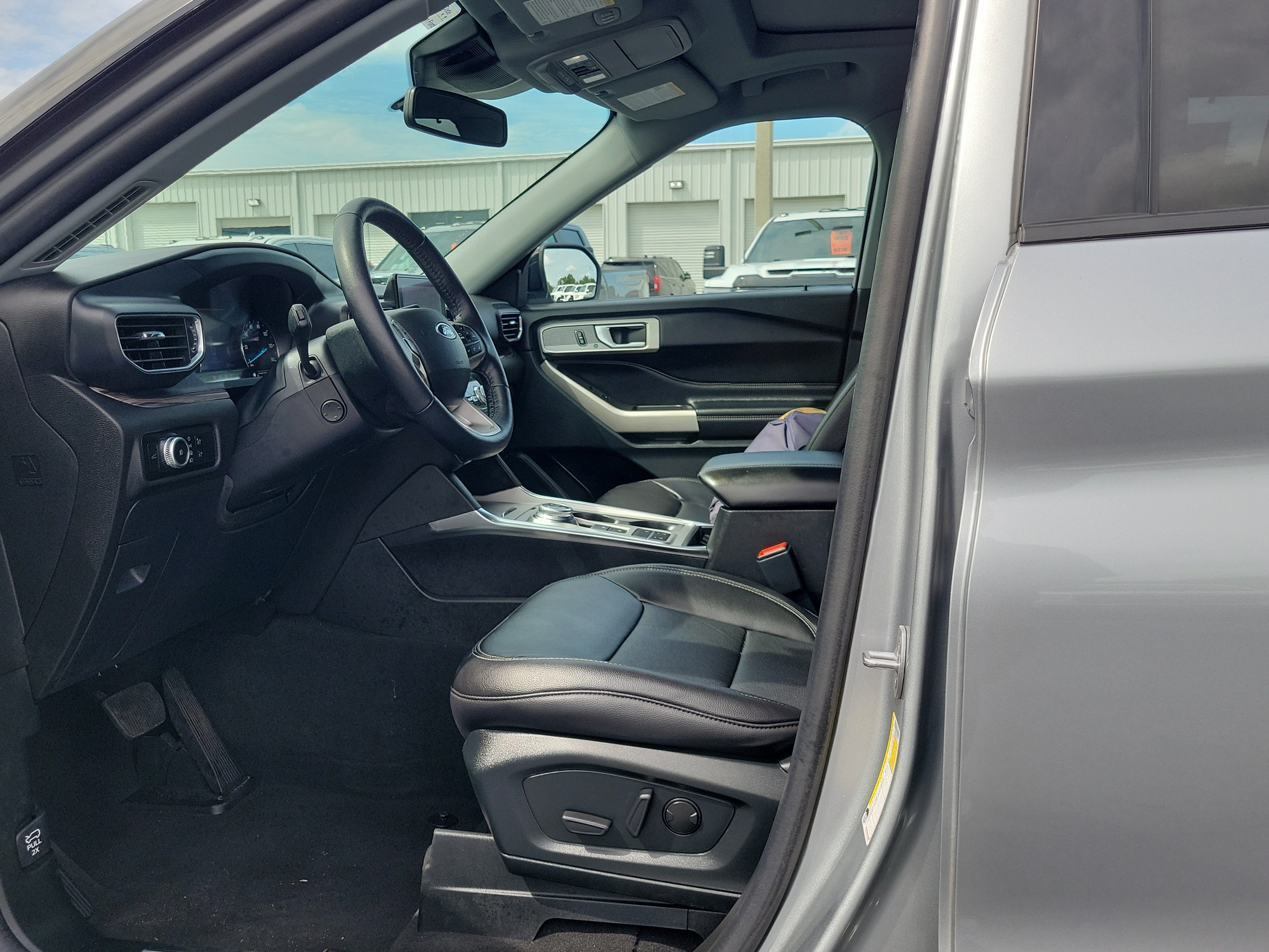 Used 2023 Ford Explorer Limited w/ Equipment Group 301A RWD image 22
