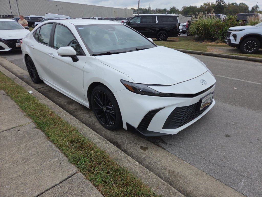 Used 2025 Toyota Camry SE FWD image 2