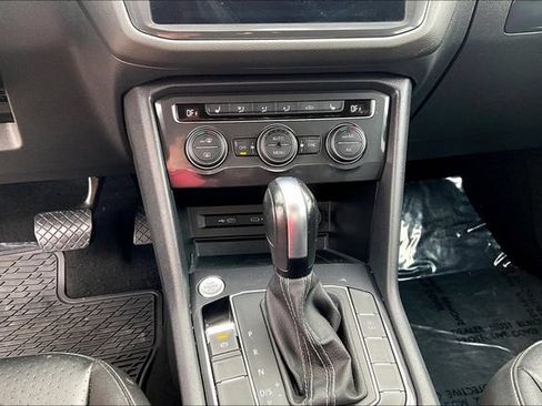 Used 2021 Volkswagen Tiguan SEL AWD/4WD image 25
