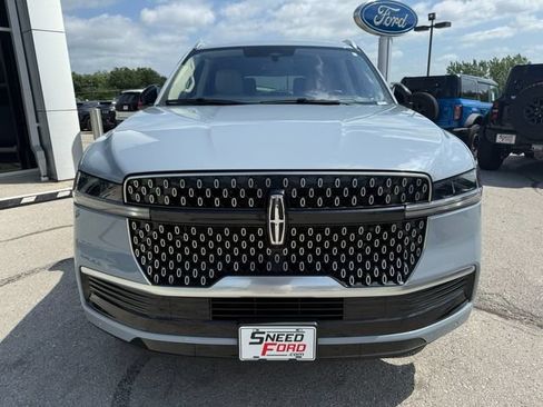 Used 2025 Lincoln Navigator L Reserve AWD/4WD image 2