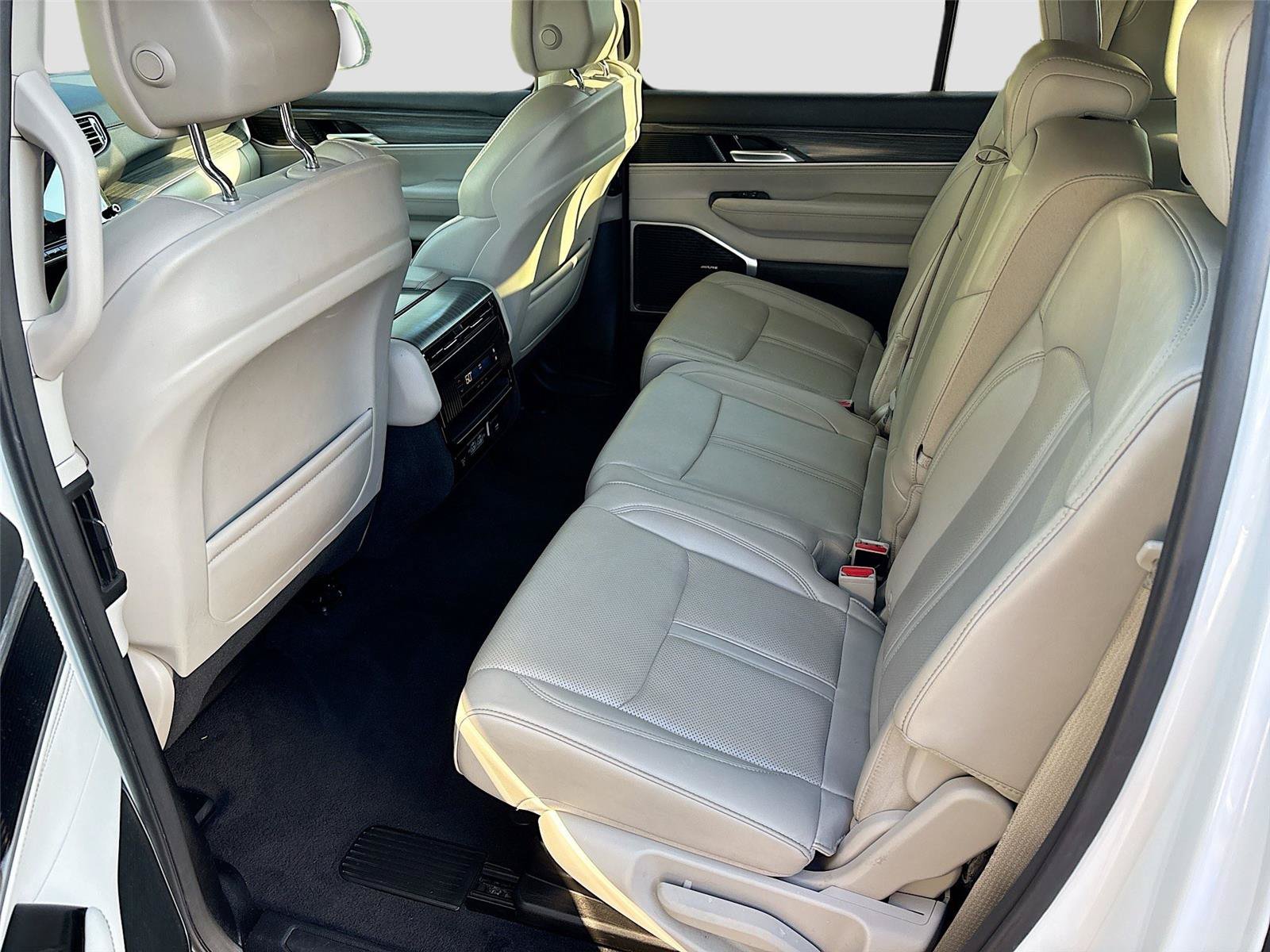 Used 2024 Jeep Wagoneer L Series II RWD image 25