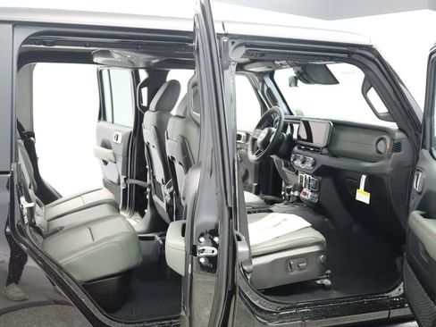 New 2026 Jeep Gladiator Mojave w/ Safety Group AWD/4WD image 20