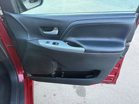 Used 2015 Toyota Sienna SE Premium image 28