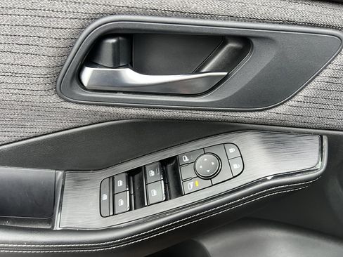 Used 2022 Nissan Rogue SV image 17