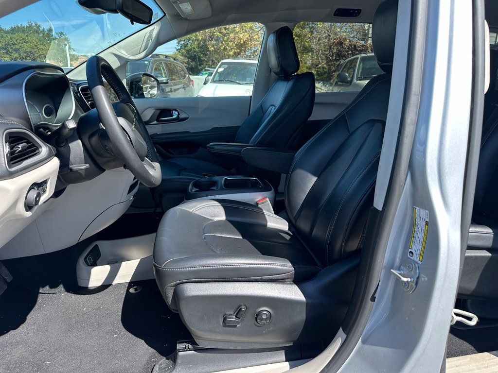 Used 2024 Chrysler Pacifica Limited FWD image 8