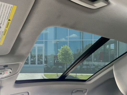 Used 2022 Audi e-tron Premium Plus w/ Premium Plus Package image 16