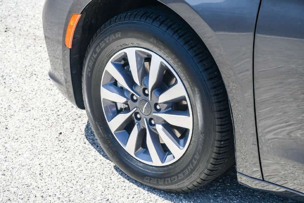 Used 2023 Chrysler Pacifica Touring-L FWD image 10