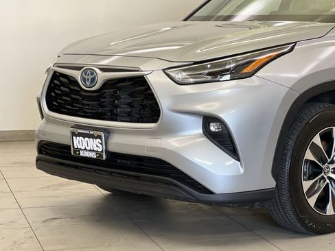 Used 2024 Toyota Highlander XLE AWD/4WD image 29