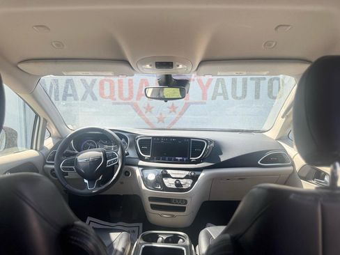 Used 2023 Chrysler Pacifica Touring-L image 32