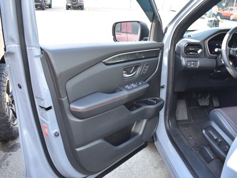 Certified 2025 Honda Pilot Black Edition image 26