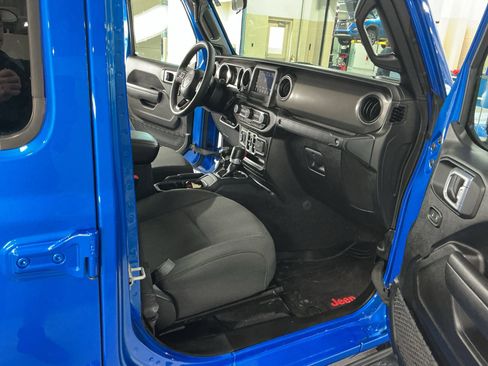 Used 2023 Jeep Gladiator Sport AWD/4WD image 15