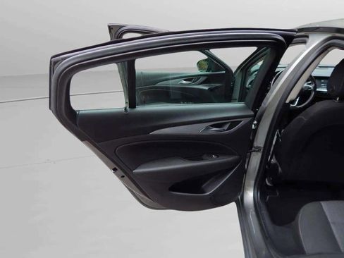 Used 2018 Buick Regal Preferred image 36