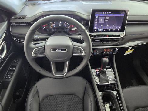 New 2026 Jeep Compass Latitude image 10