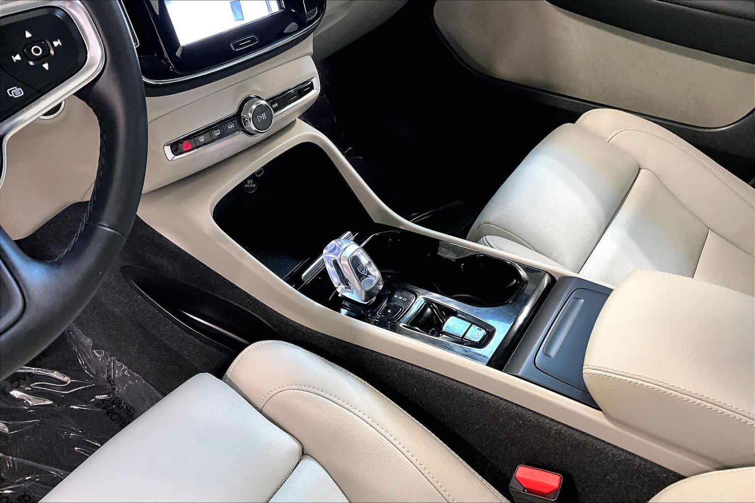 Certified 2024 Volvo XC40 B5 Plus w/ Climate Package AWD/4WD image 16