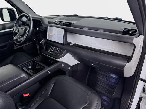 Used 2023 Land Rover Defender 130 SE image 32