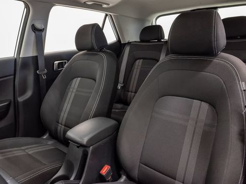 Used 2025 Hyundai Venue SEL FWD image 11