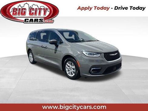 Used 2023 Chrysler Pacifica Touring-L FWD image 1